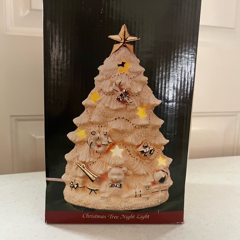Vintage International Bazaar Ceramic White and Gold Christmas Tree - Picture 6 of 12
